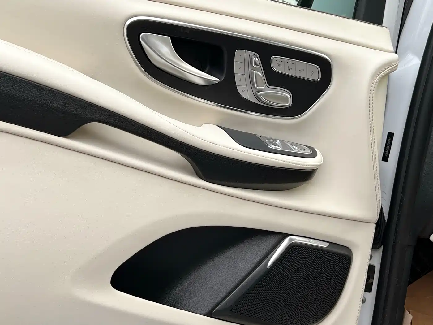 Mercedes-Benz V-Class 2018 V 260 L Premium Long Wheelbase Edition China VI фото 18