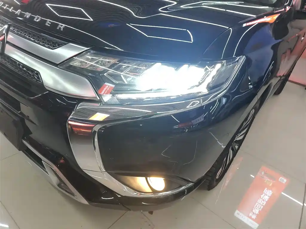 Mitsubishi Outlander 2021 2.4L 4WD Deluxe Edition 7-Seater фото 24