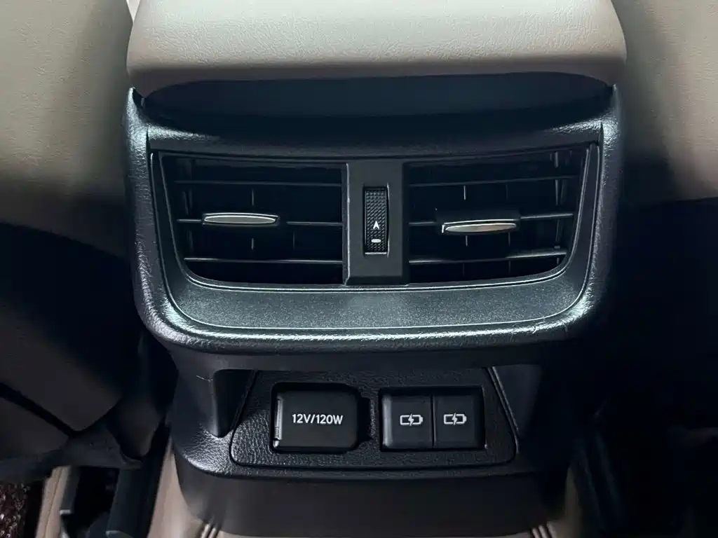 Фото 13 - Lexus ES