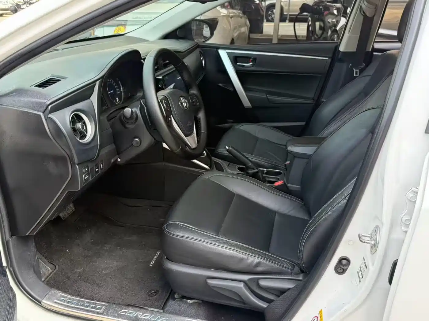 Toyota Corolla 2017 Facelift Hybrid 1.8L E-CVT Elite Edition фото 4