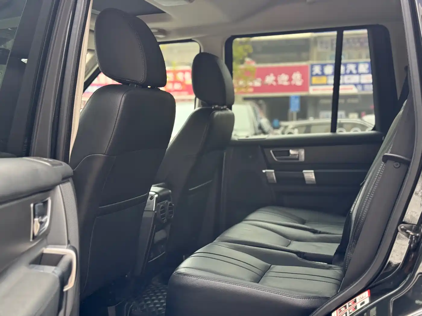 Land Rover Discovery 2015 3.0 SC V6 SE фото 7