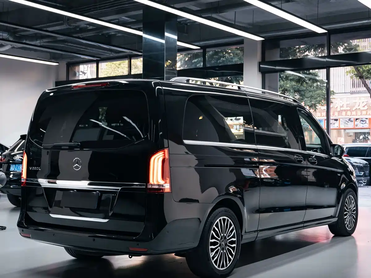 Mercedes-Benz V-Class 2017 Model V 260 L Premium Extended Edition фото 3
