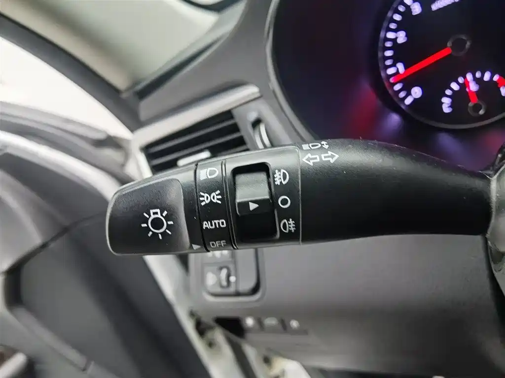 Kia K5 2016 2.0L Automatic LUX фото 21