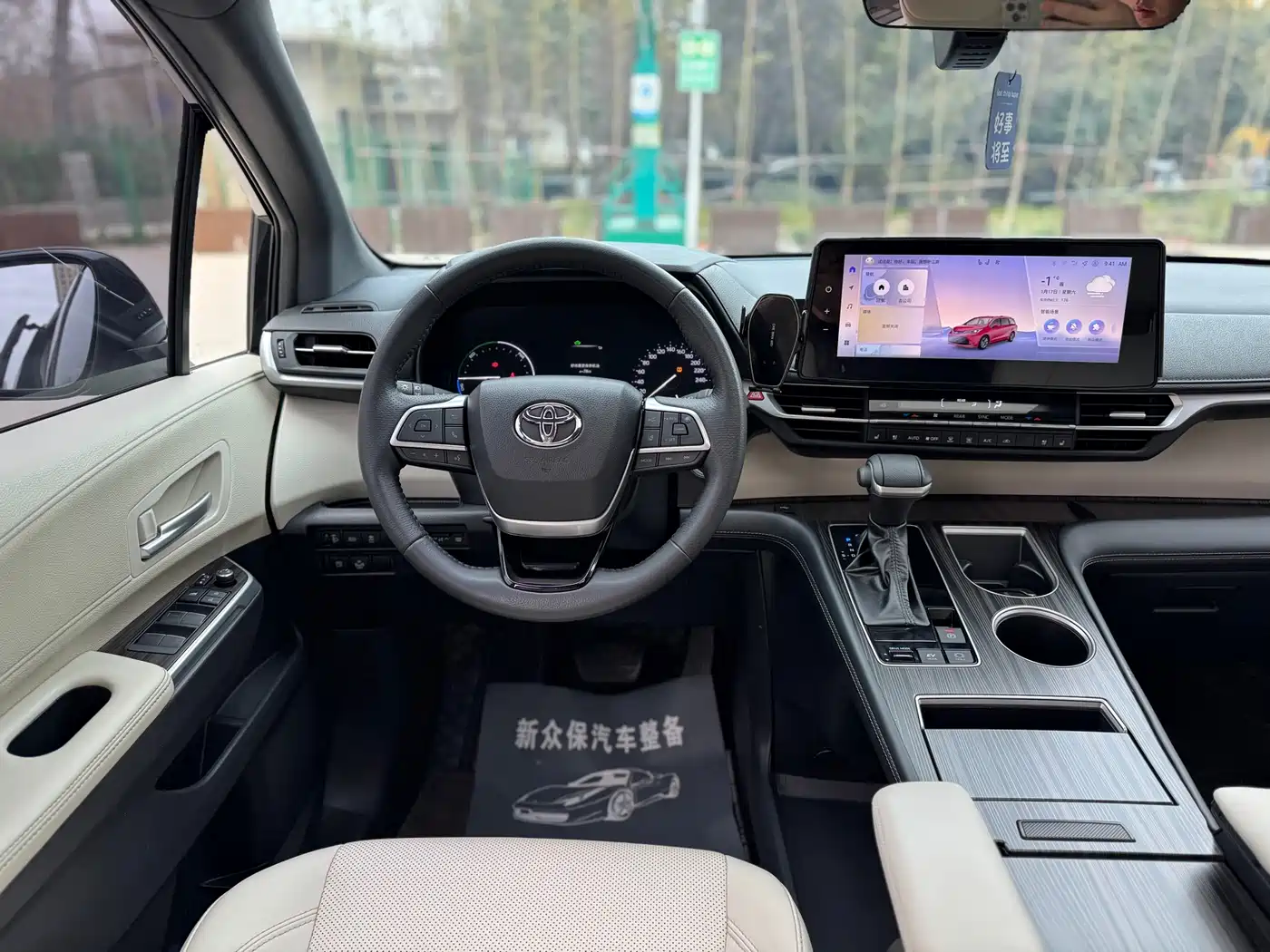 Toyota Sienna 2024 2.5L Hybrid 4WD Premium Edition фото 10