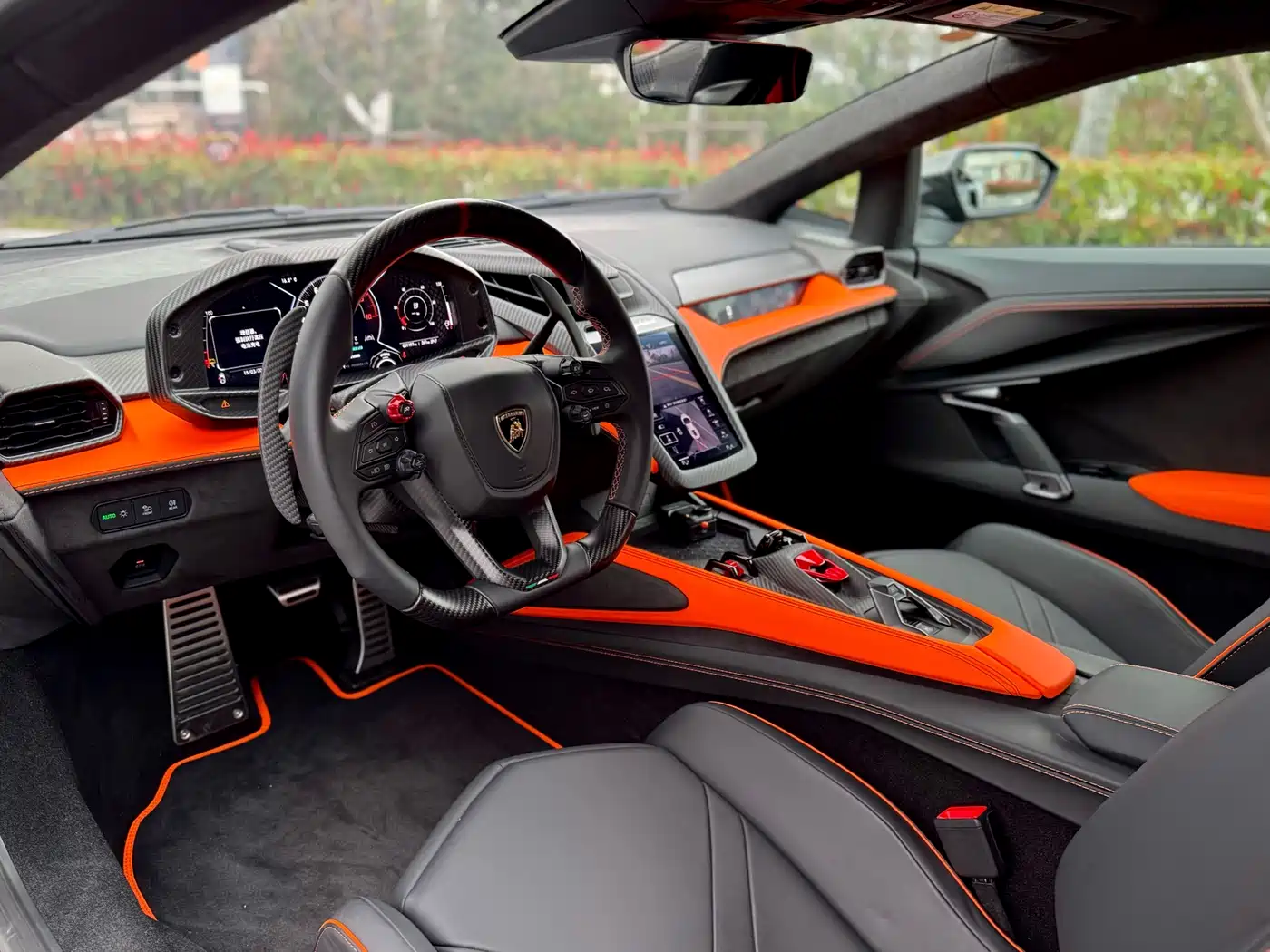 LAMBORGHINI REVUELTO