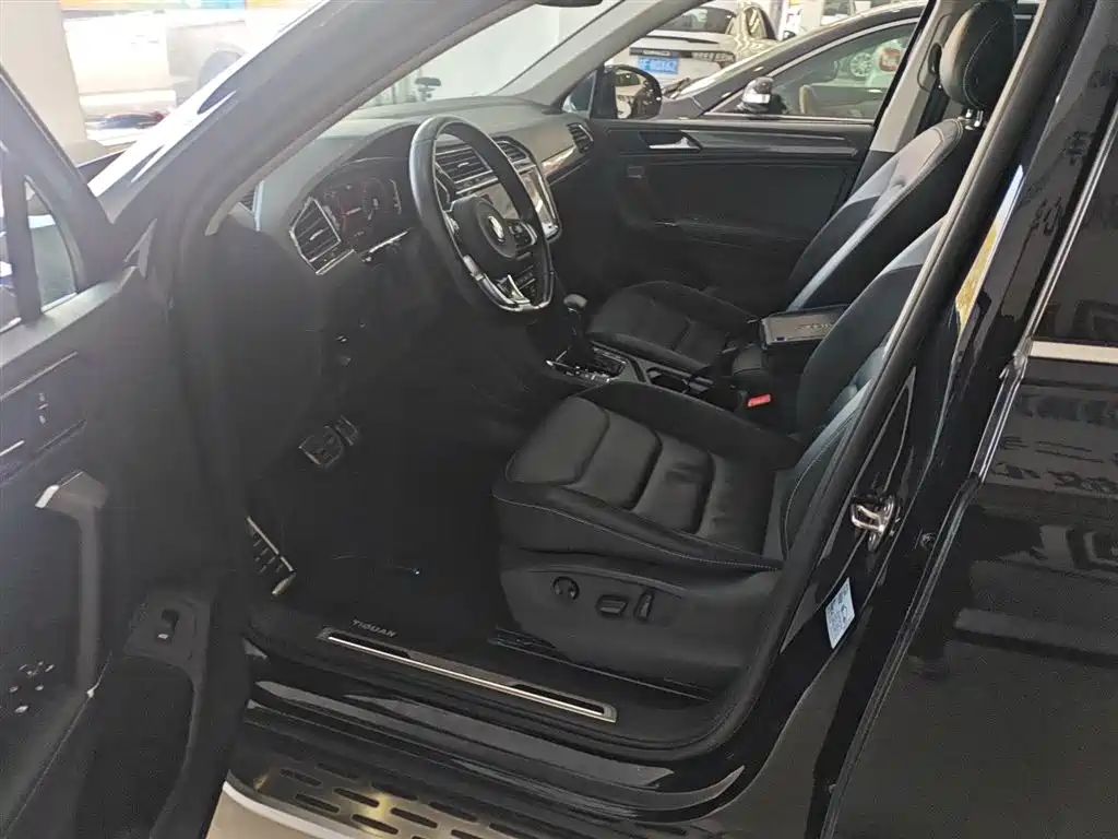 Volkswagen Tiguan L 2021 330TSI Automatic 2WD R-Line Premium фото 11