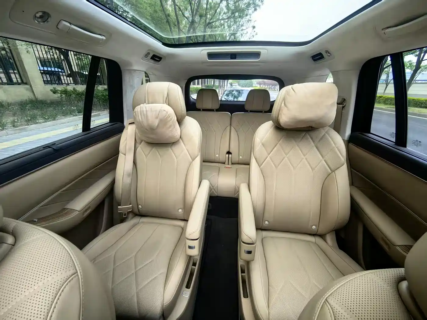 AITO Wenjie AITO M8 2025 Extended Range Ultra 53.4kWh 6-Seater фото 17
