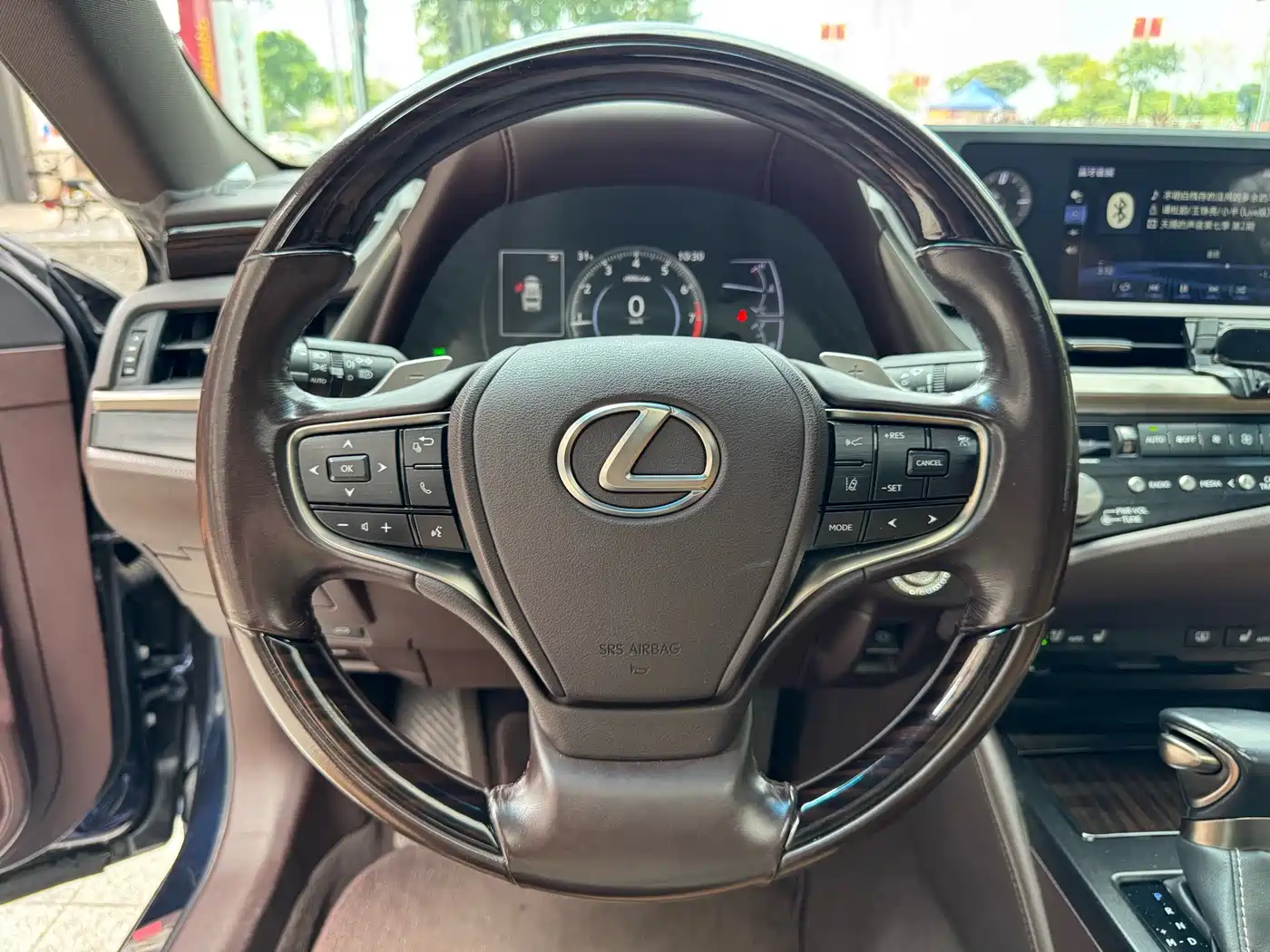 Photo 6 - Lexus ES