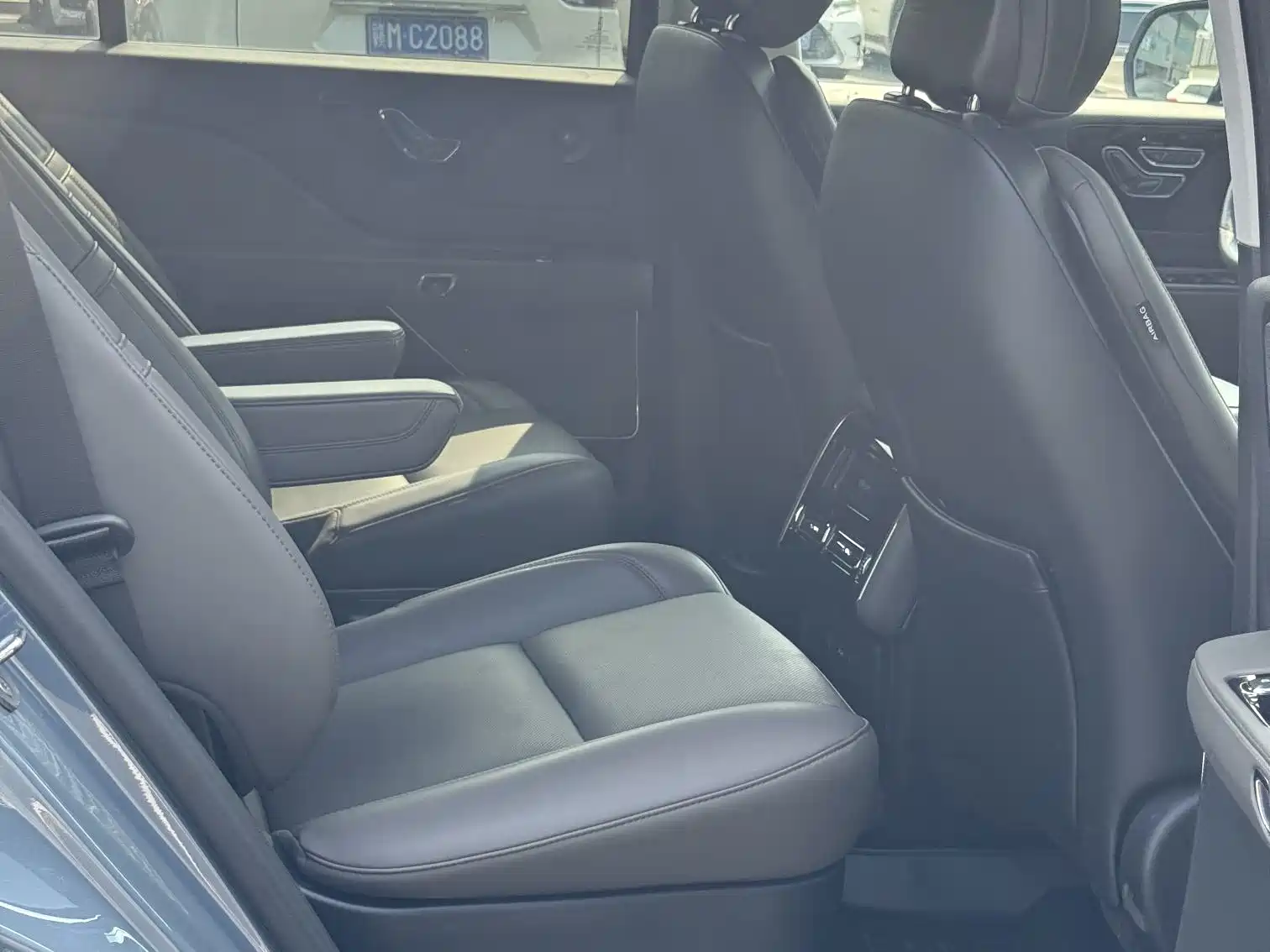 Photo 19 - Lincoln Aviator