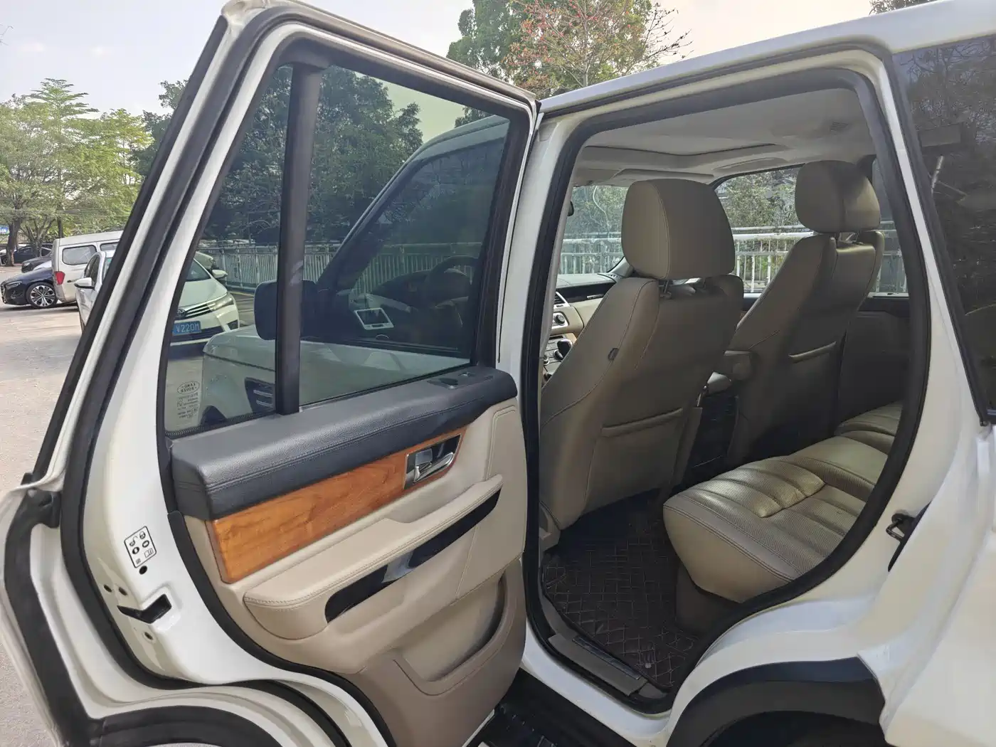 Land Rover Range Rover Sport 2011 3.0 TDV6 Diesel фото 16