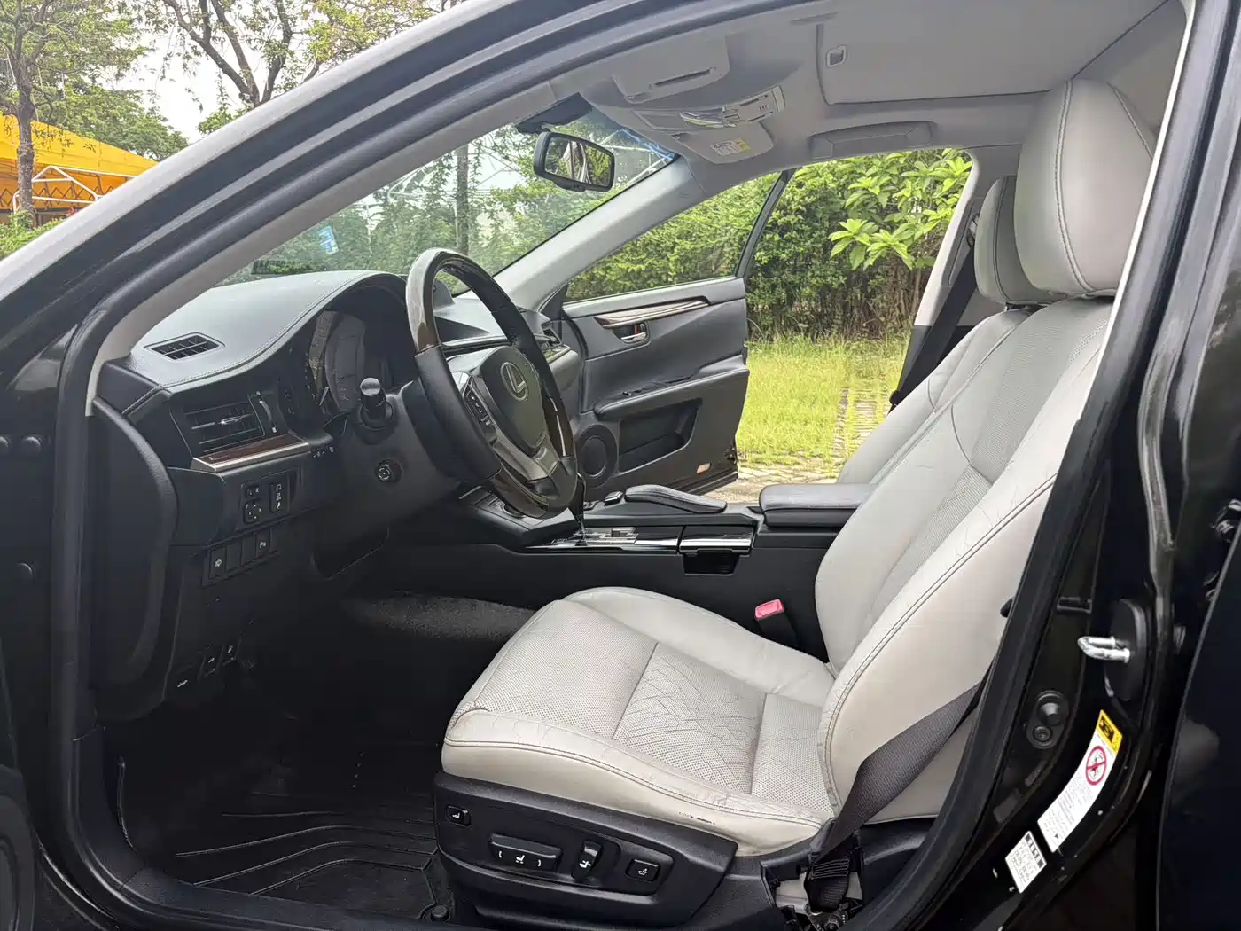 Photo 7 - Lexus ES