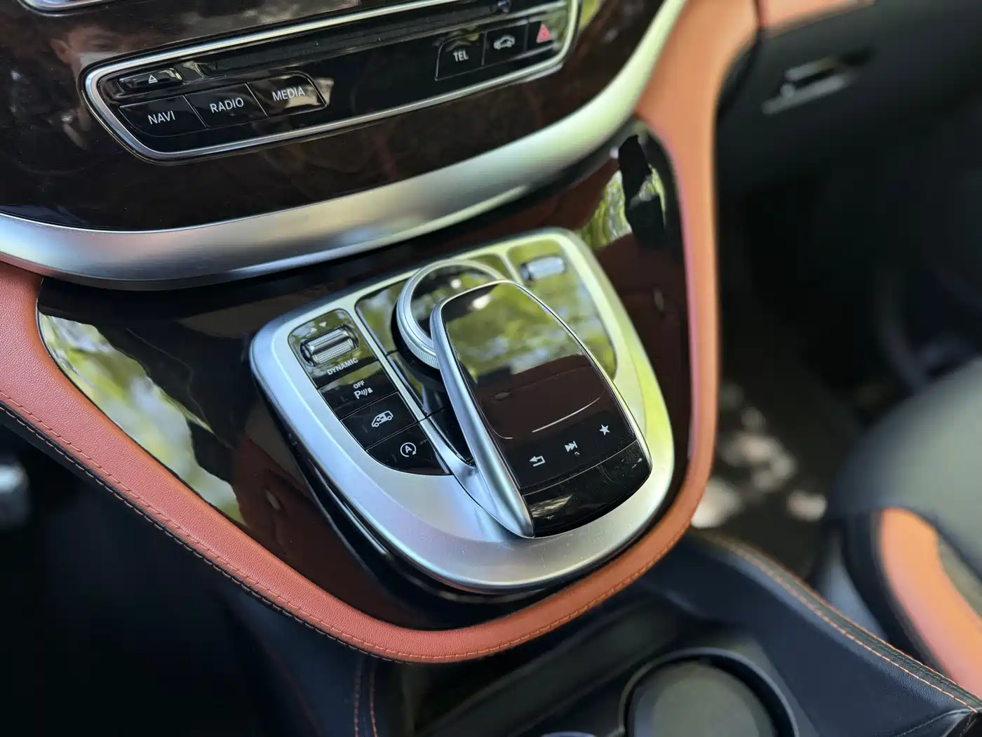 Mercedes-Benz V-Class 2017 Model V 260 L Premium Extended Edition фото 16
