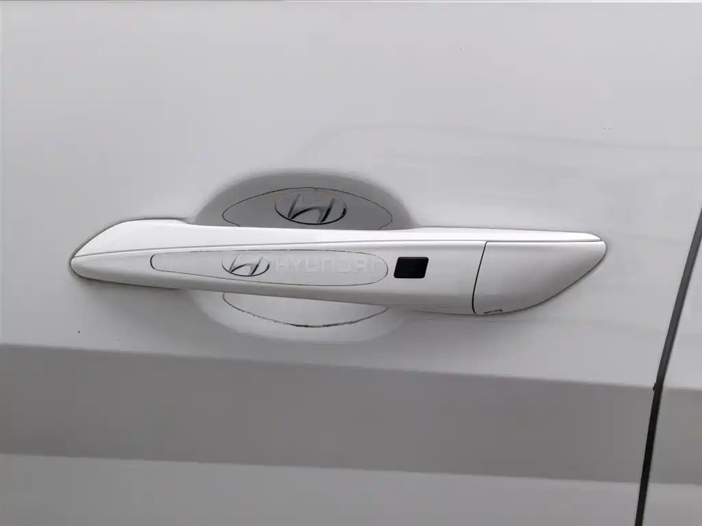Hyundai Elantra 2022 1.5L CVT LUX Premium Edition фото 18