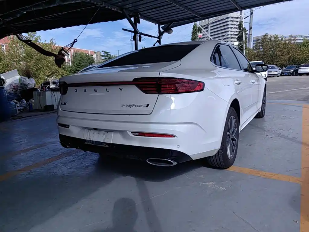 Фото 7 - Geely Preface