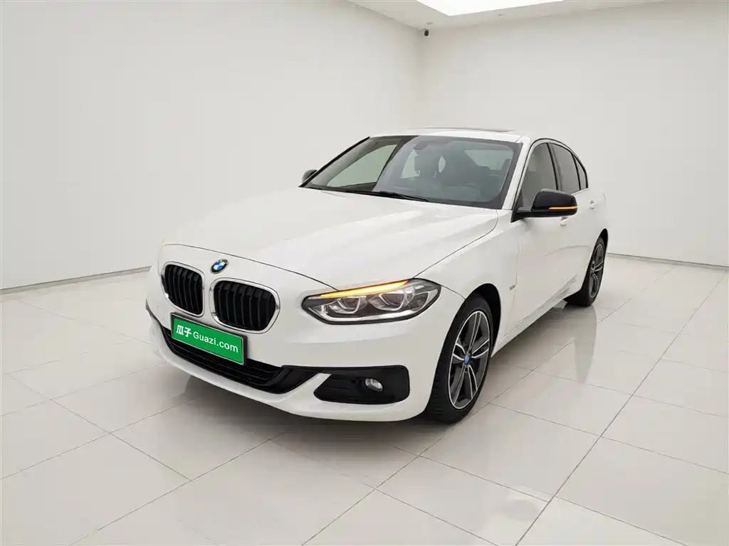 BMW 1 Series 2018 118i Sport Edition фото 2