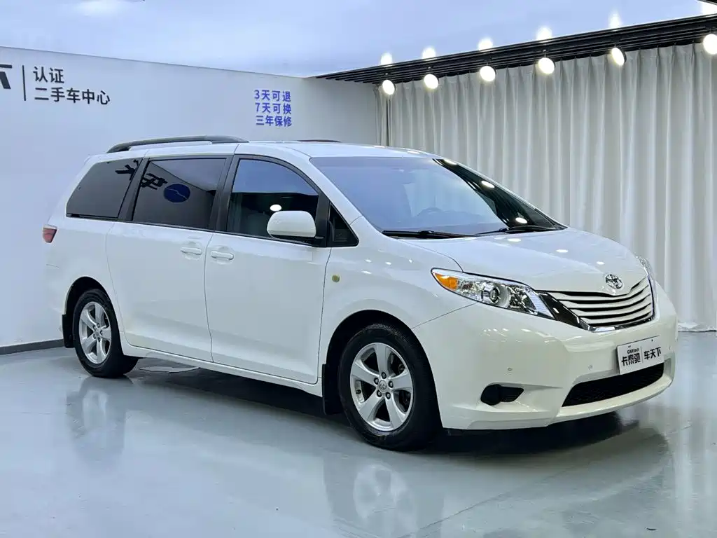 Photo 2 - Toyota Sienna