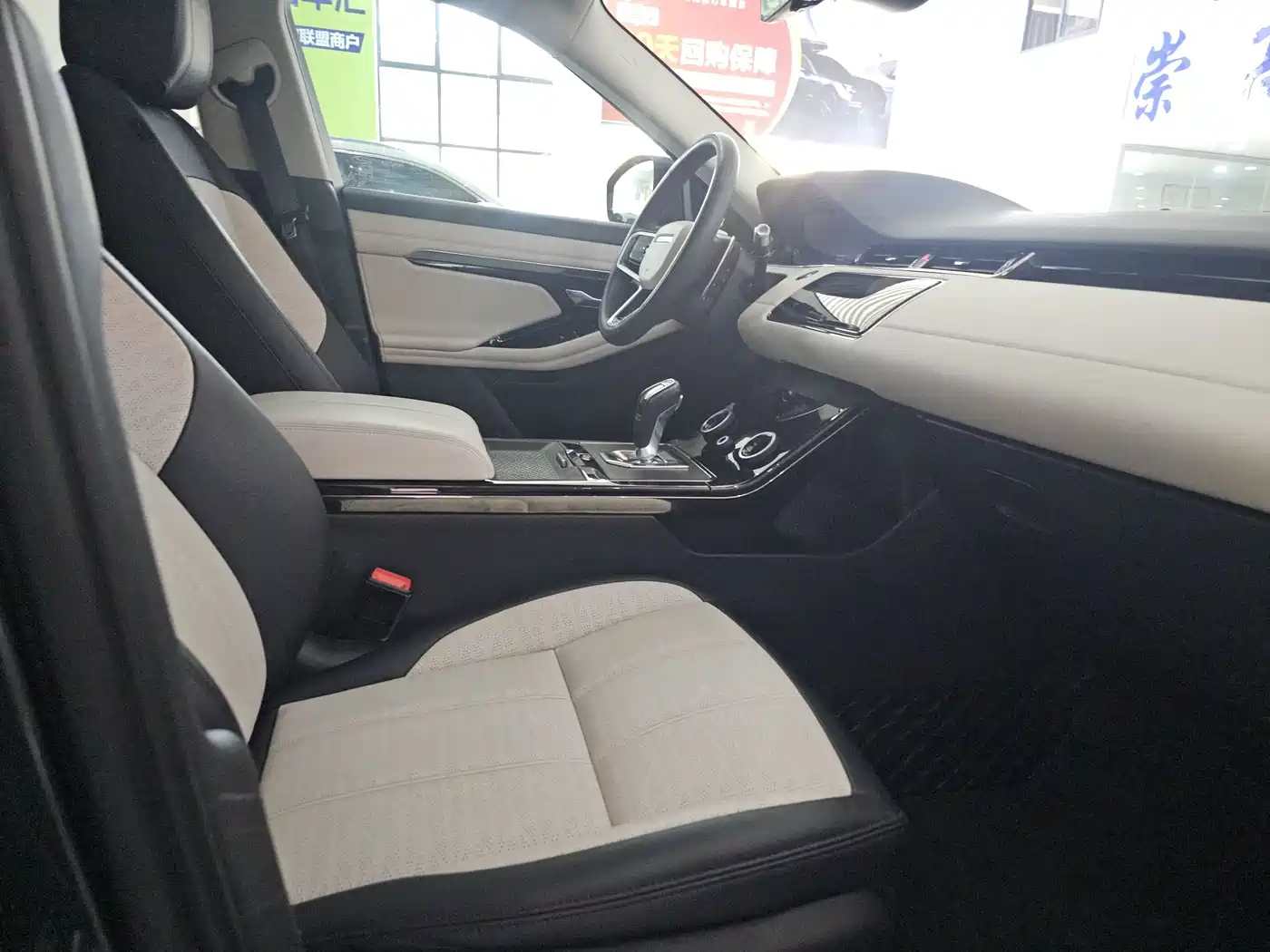 Land Rover Range Rover Evoque 2021 Range Rover Evoque L 249PS R-Dynamic First Edition Launch Edition фото 13
