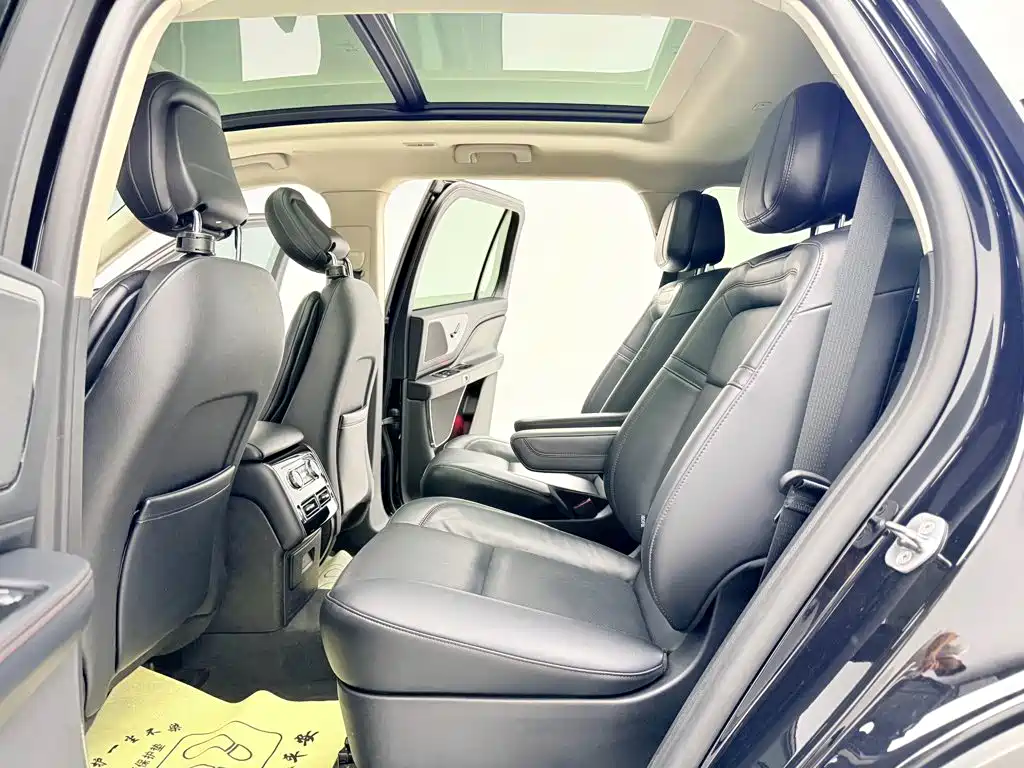 Фото 12 - Lincoln Aviator