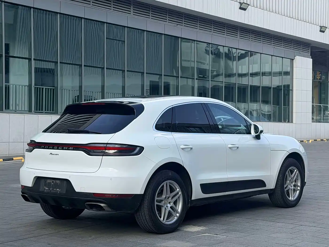 PORSCHE MACAN