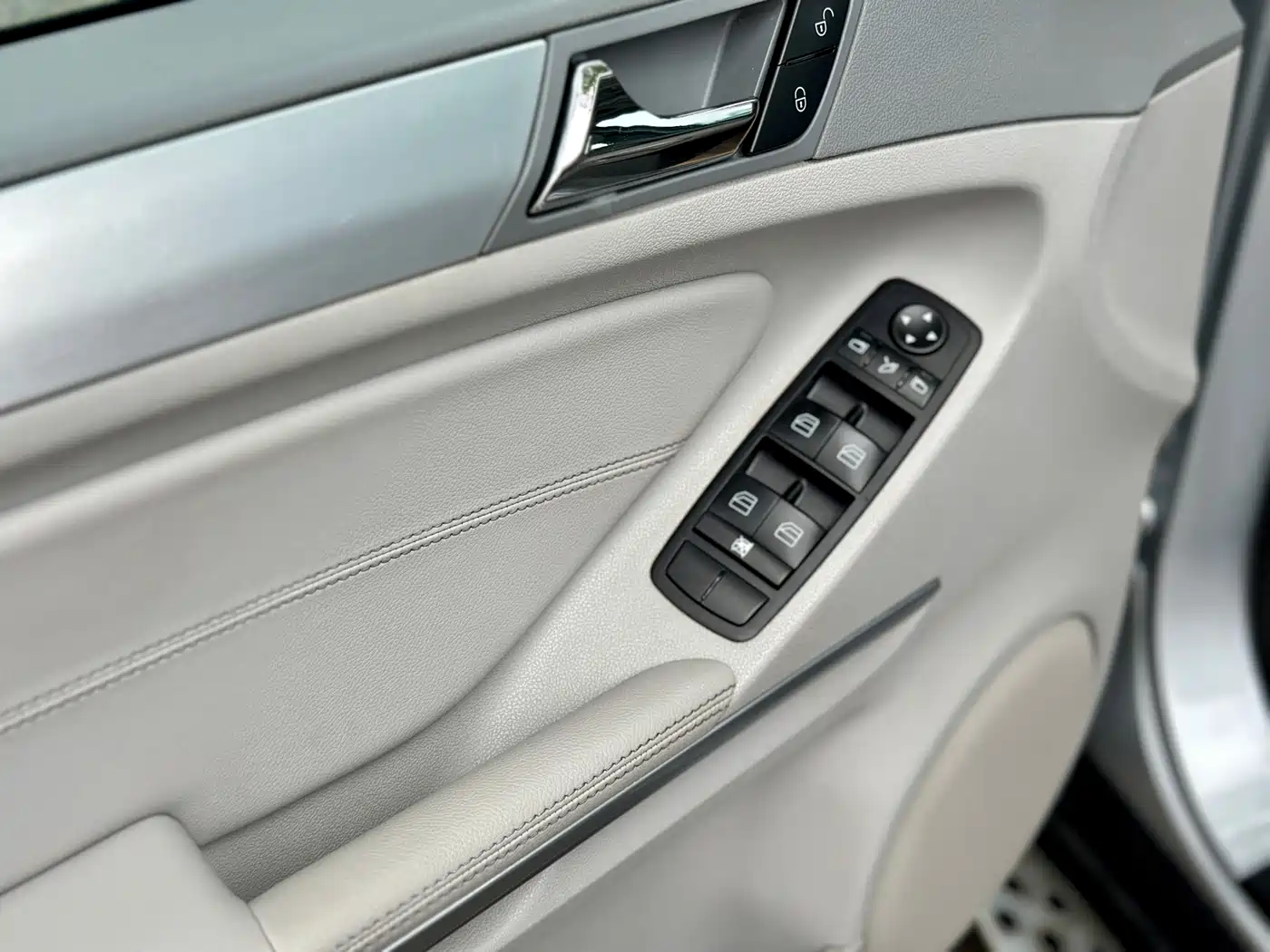 Mercedes-Benz M-Class 2010 ML 300 4MATIC фото 21