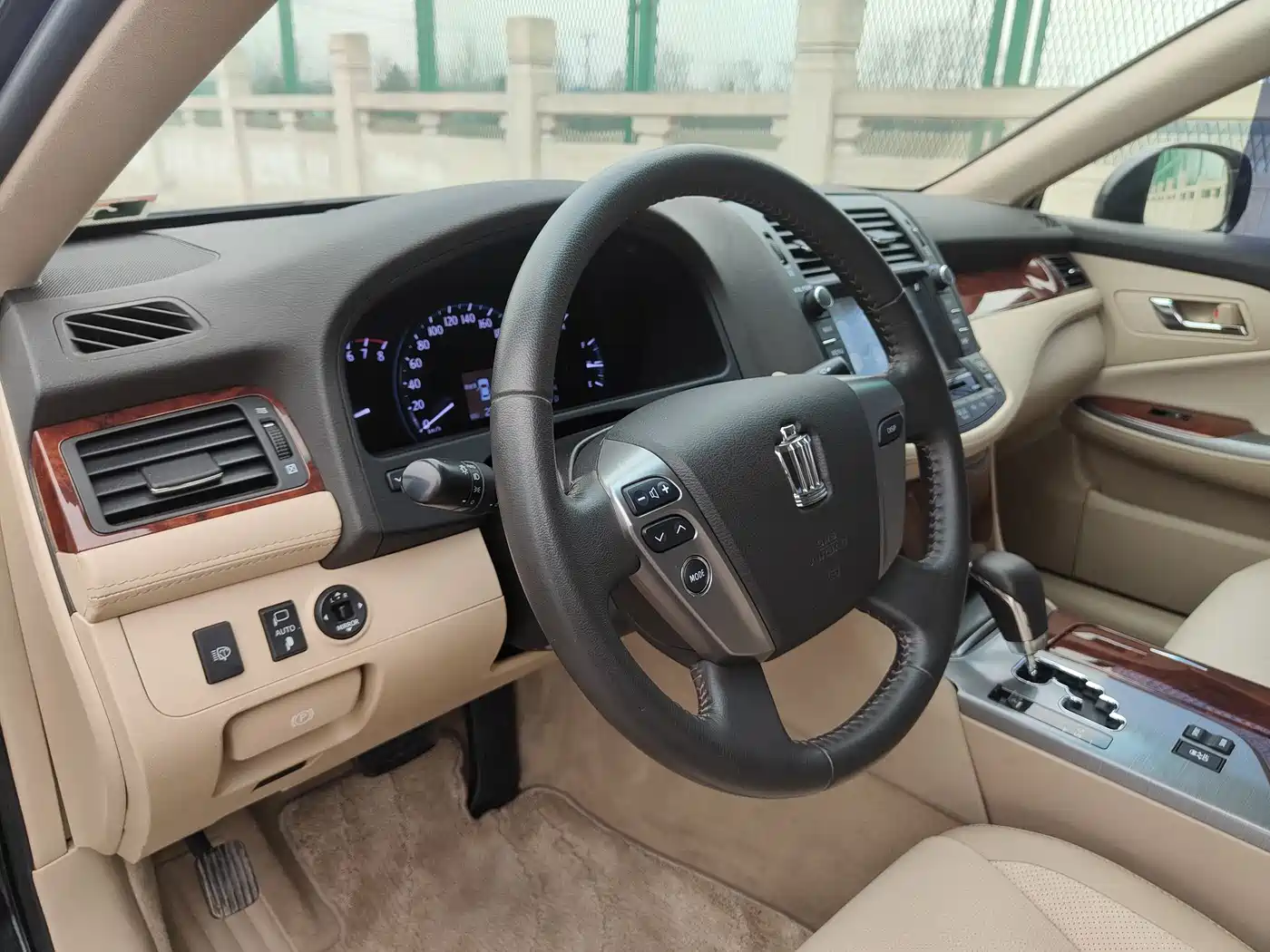 Toyota Crown 2012 2.5L Royal Saloon фото 14