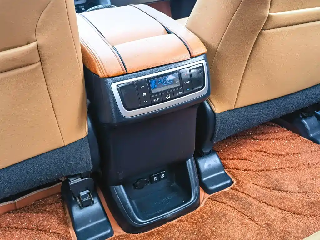 Photo 28 - Toyota Highlander