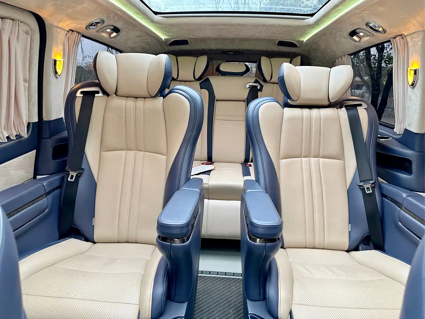 Mercedes-Benz V-Class 2017 Model V 260 L Premium Extended Edition фото 16