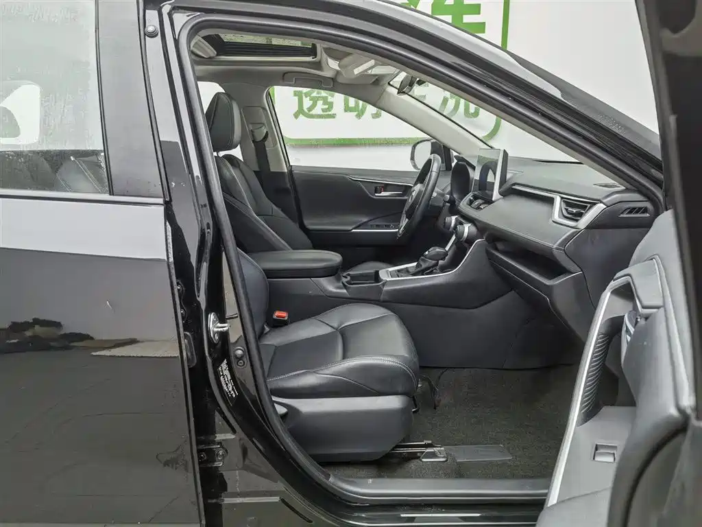 Toyota Wildlander 2022 2.0L CVT FWD Luxury PLUS Edition фото 23