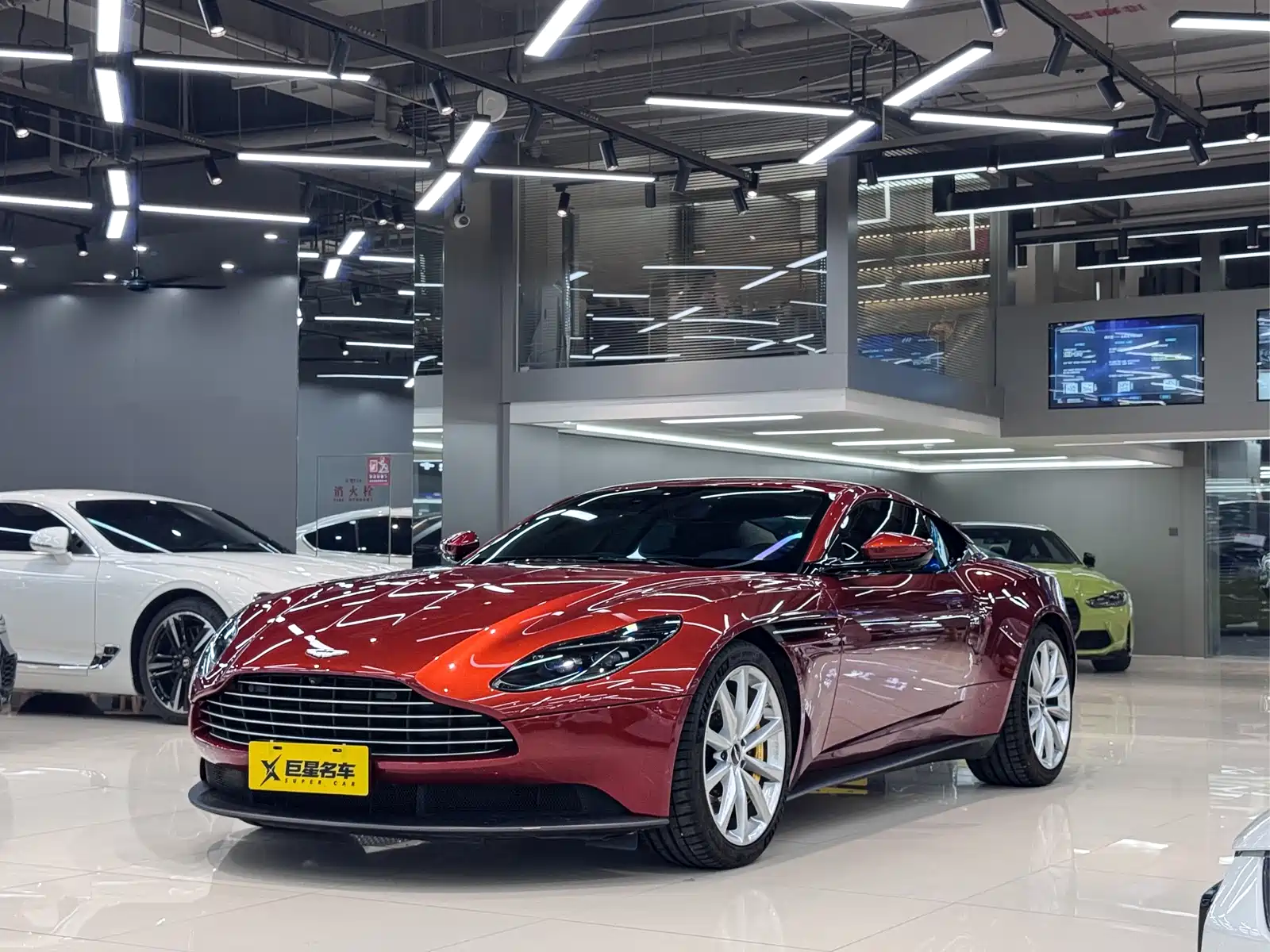 Фото 1 - Aston Martin DB11