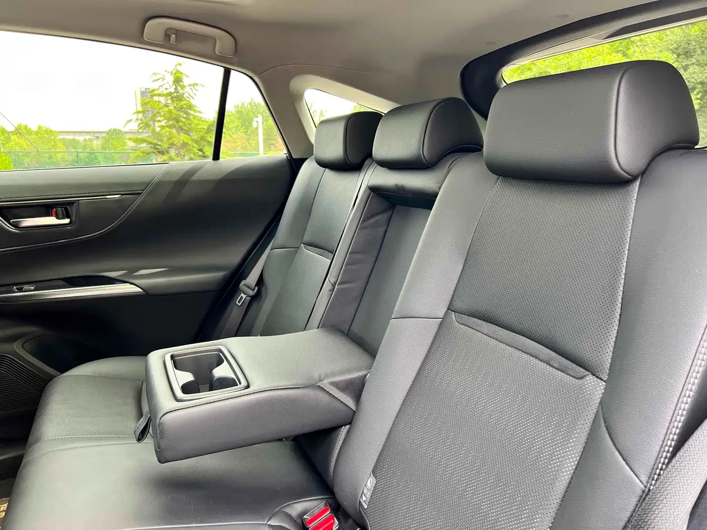 Toyota Venza 2022 2.0L CVT AWD Ultimate Edition фото 8