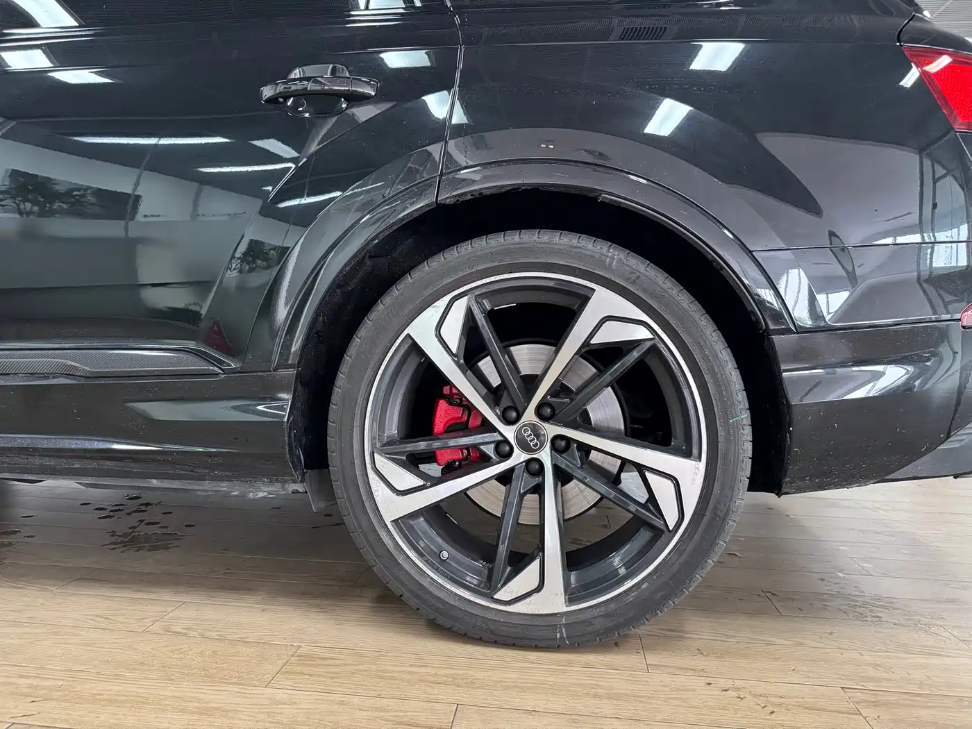 Audi SQ7 2024 4.0 TFSI Dark Knight Edition фото 14