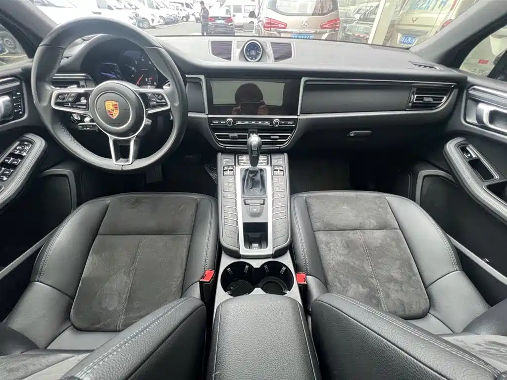PORSCHE MACAN