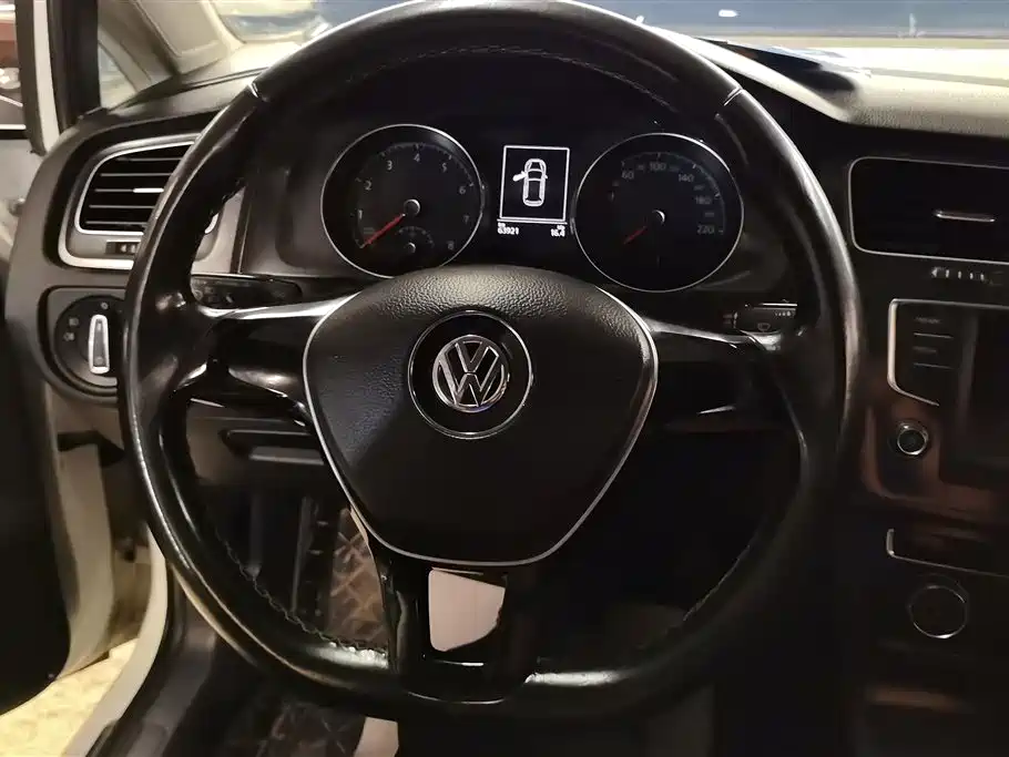 Volkswagen Golf 2017 1.6L Auto Comfort Millionth Edition фото 15