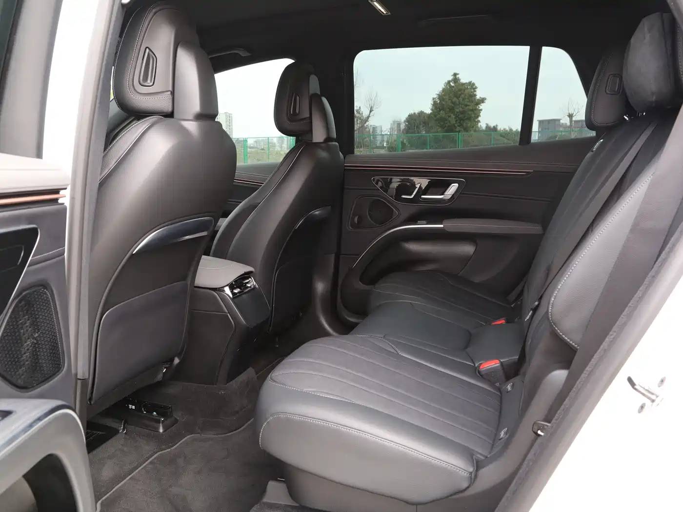 Mercedes-Benz EQS SUV 2023 450+ фото 18