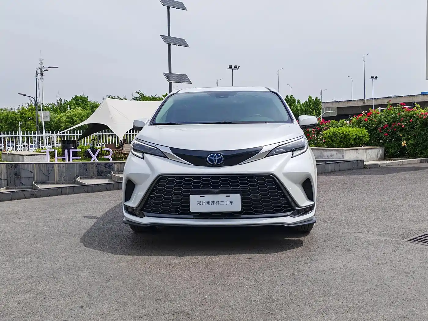 Toyota Granvia 2023 2.5L Hybrid Luxury Edition фото 2