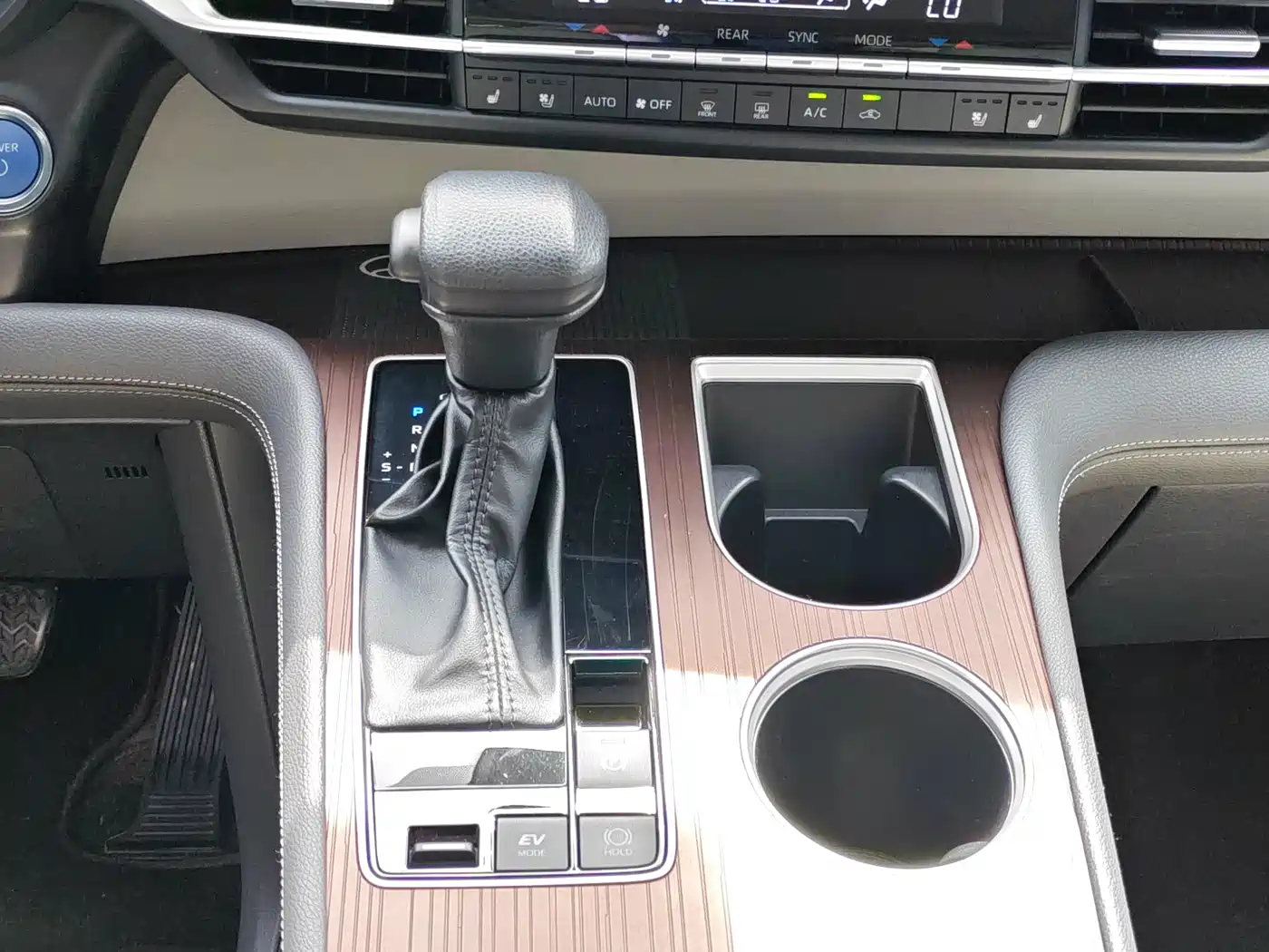 Toyota Granvia 2023 2.5L Hybrid Luxury Edition фото 16