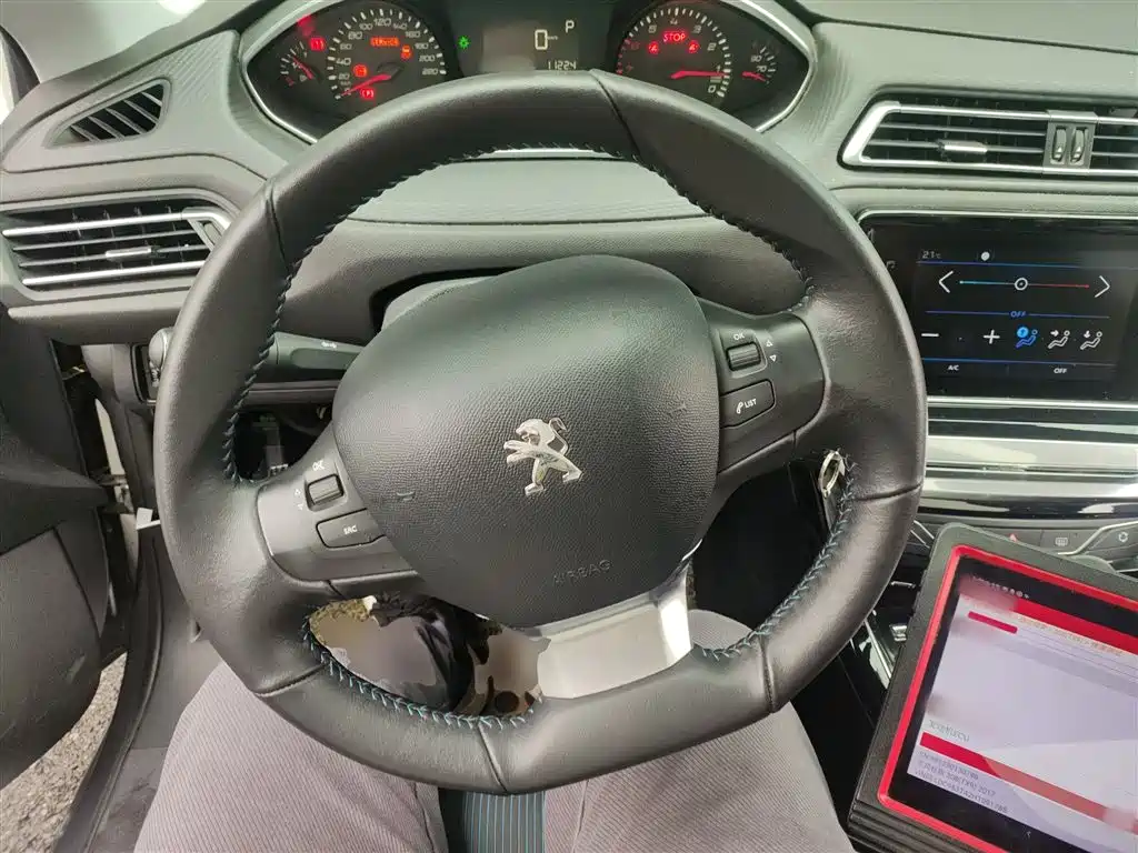Peugeot 308 2018 1.6L Auto Luxury Edition фото 11