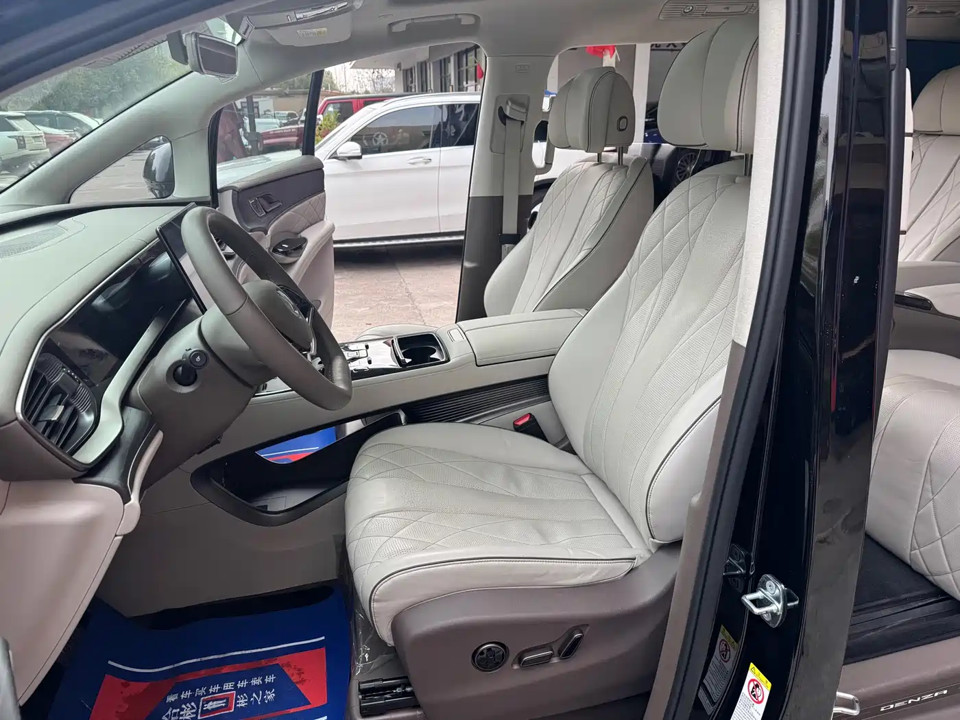 Denza D9 2022 DM-i 970 AWD Flagship фото 11