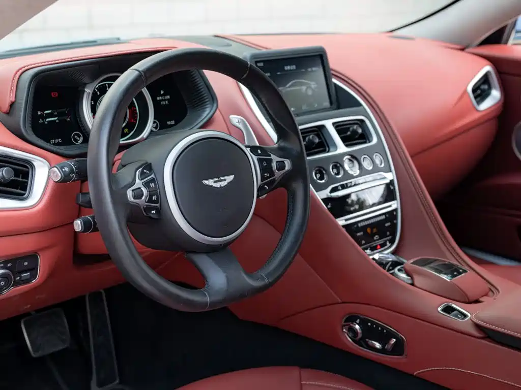Фото 9 - Aston Martin DB11