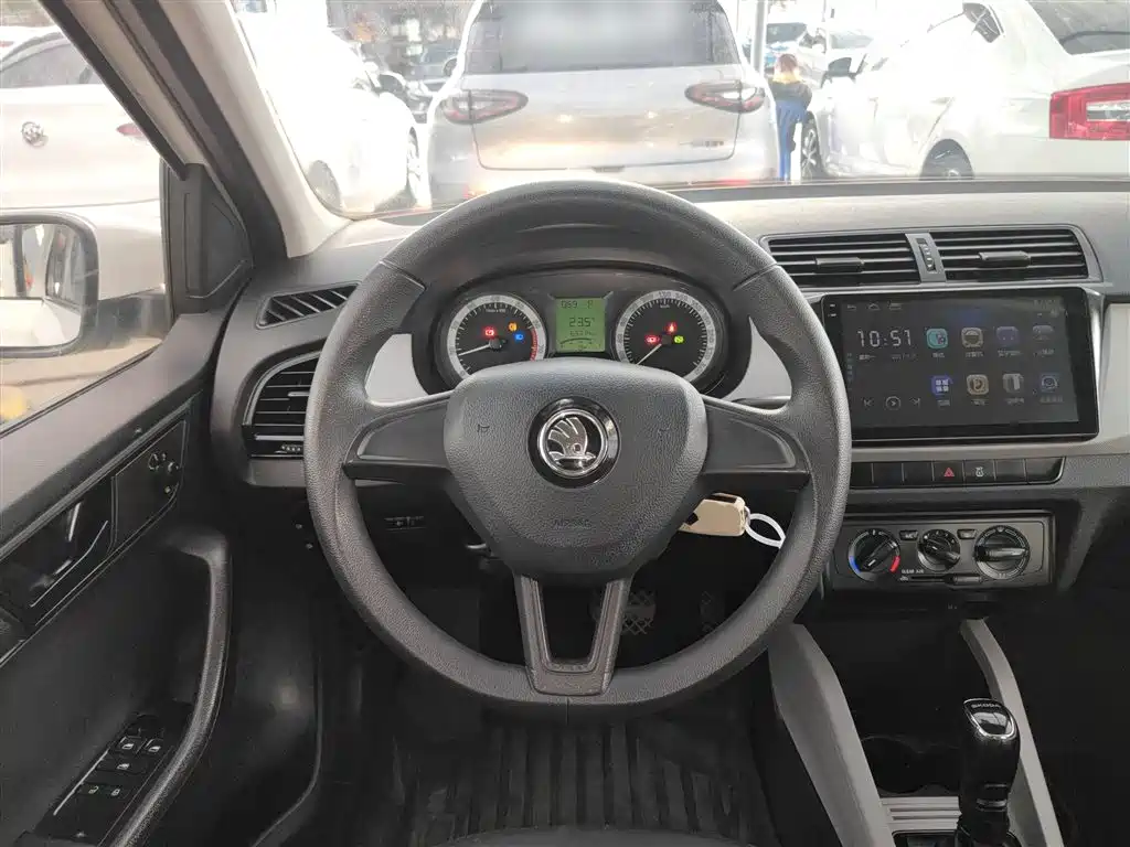 Škoda Fabia 2017 1.4L Auto Car Enjoy Edition фото 11