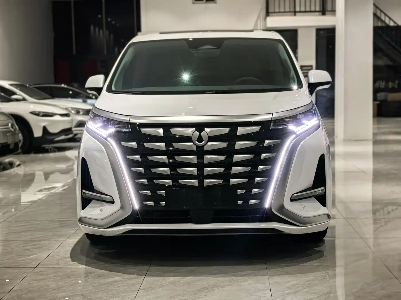 Denza D9 2022 DM-i 970 AWD Flagship фото 2