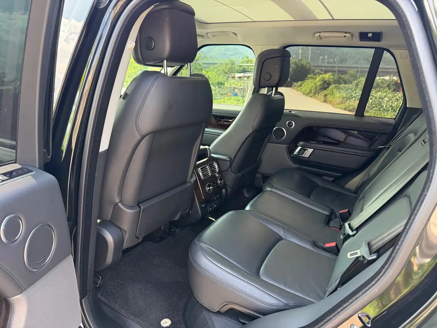 Land Rover Range Rover 2022 3.0 L6 360PS Golden Age Edition фото 6
