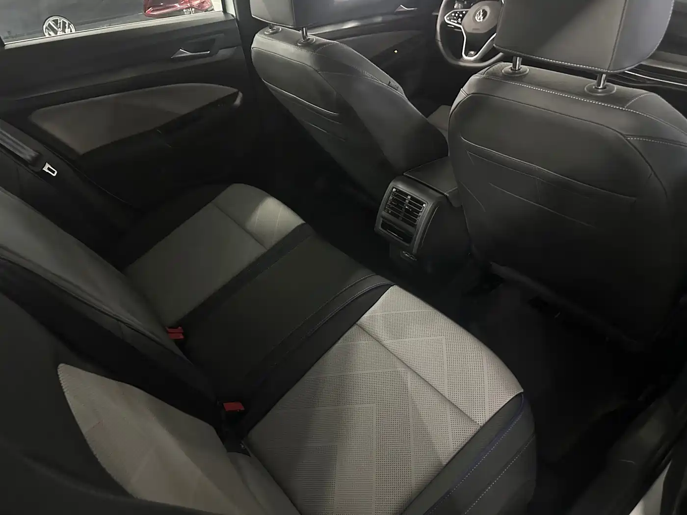 Volkswagen Golf 2025 300TSI R-Line фото 10