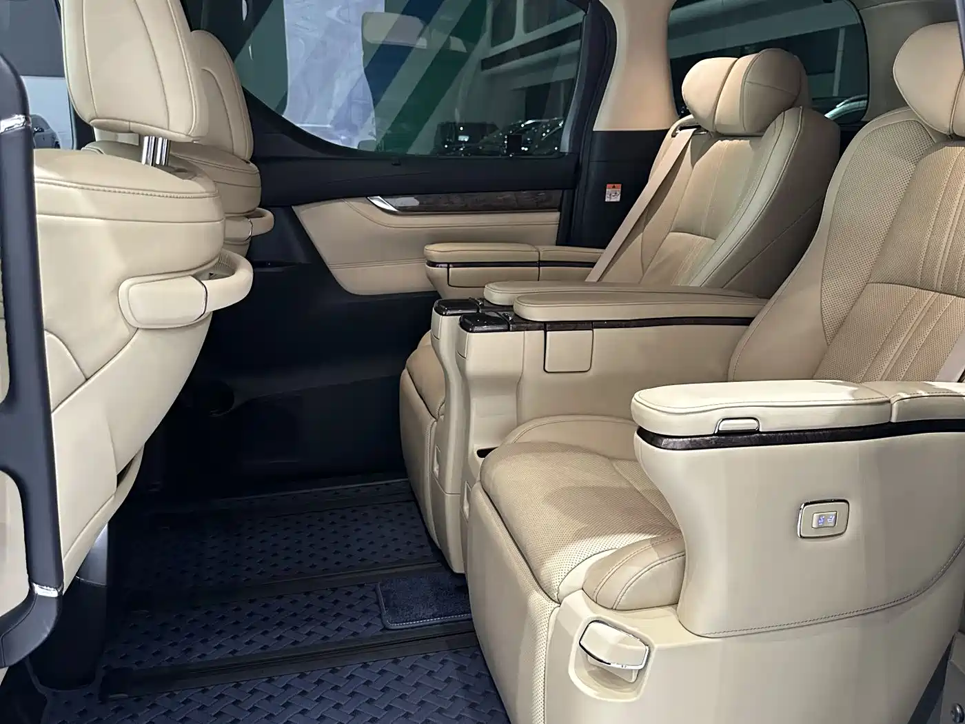 Toyota Vellfire 2023 Crown Hybrid 2.5L HV Premium фото 16