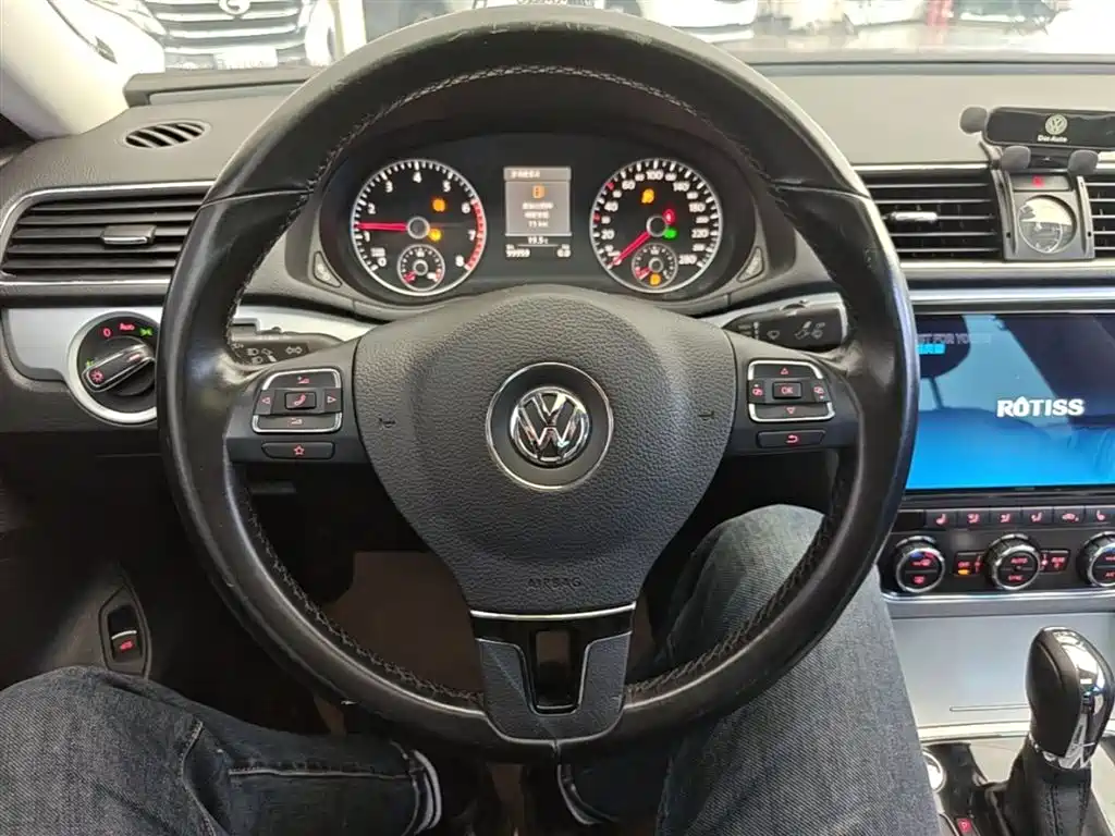 Volkswagen Passat 2015 1.8TSI DSG Prestige Edition фото 11