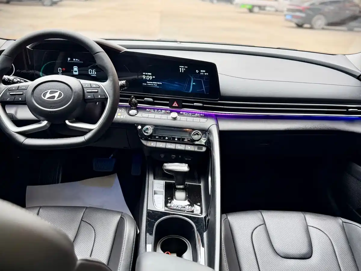 Hyundai Elantra 2023 Model 1.5L CVT LUX Premium Edition фото 19