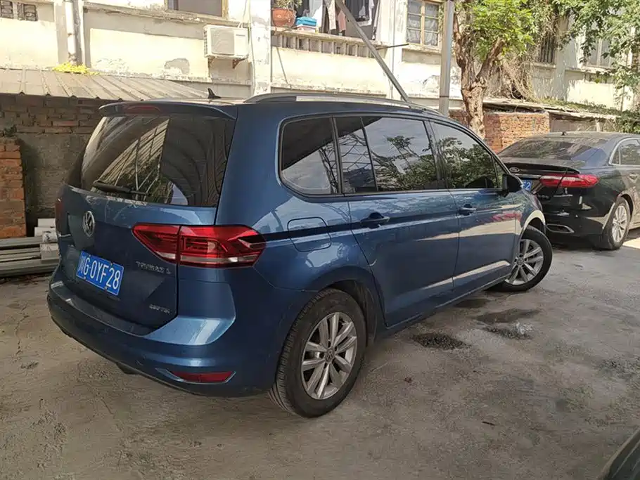 Volkswagen Touran 2018 Touran L 280TSI DSG Comfort Edition 7-seater China VI фото 3