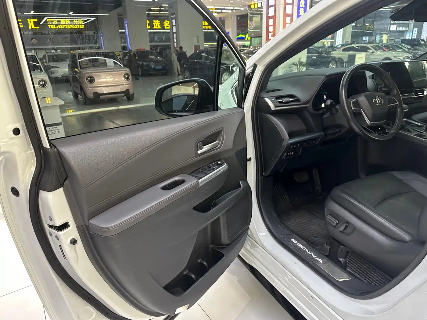 Toyota Sienna 2023 2.5L Hybrid Premium Edition фото 11