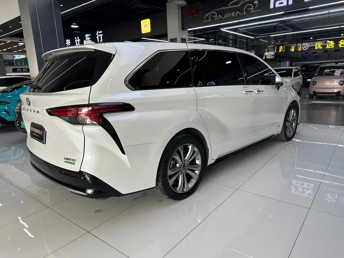 Toyota Sienna 2023 2.5L Hybrid Premium Edition фото 7