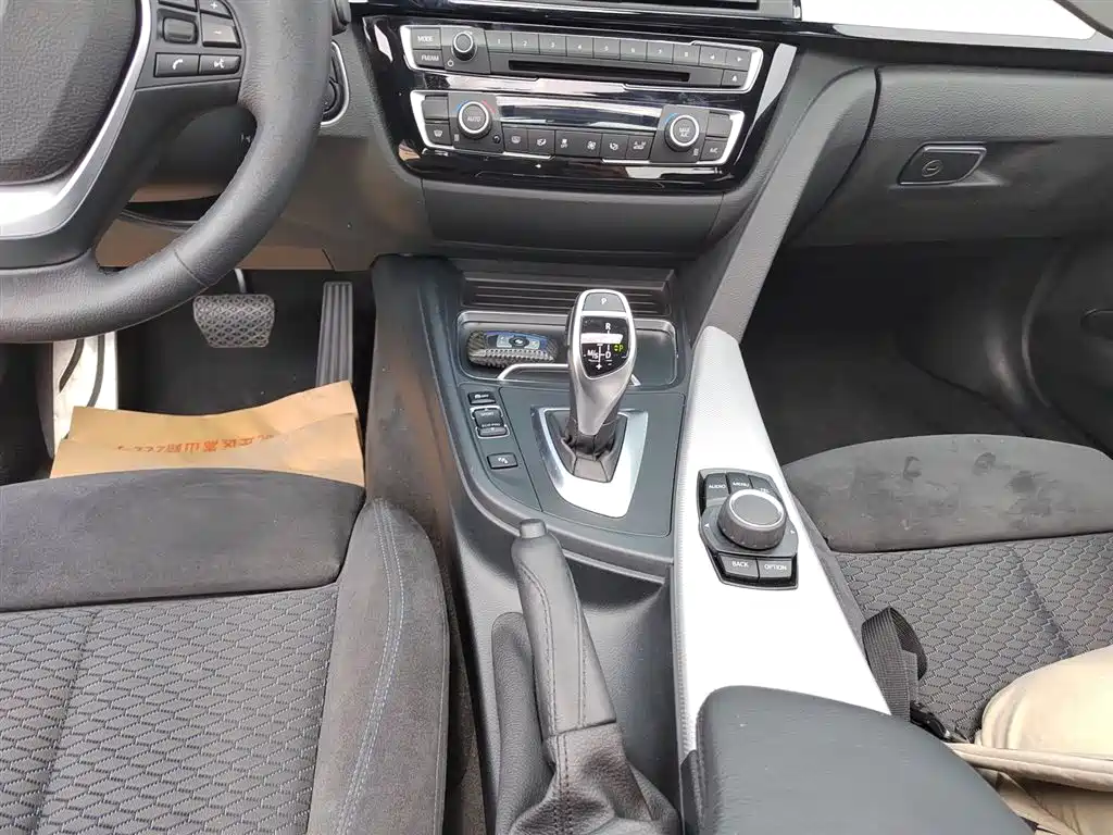 BMW 3 Series 2017 320i M Sport фото 14